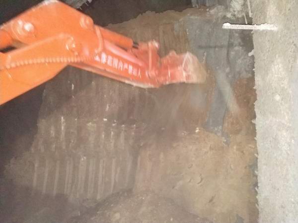 襄陽卓力扒渣機與中鐵集團上海局鼎力合作，被給予極大好評！